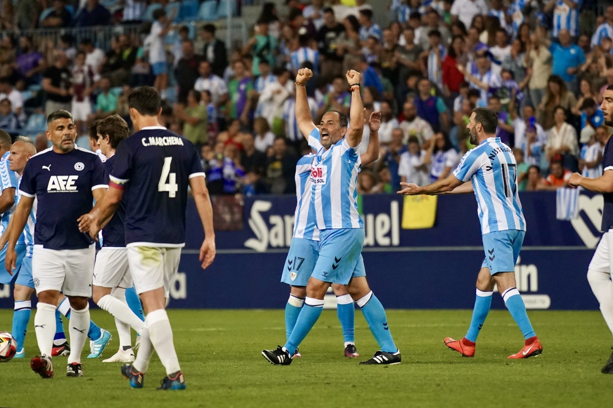 Las leyendas del Málaga CF vuelven a pisar el césped de La Rosaleda