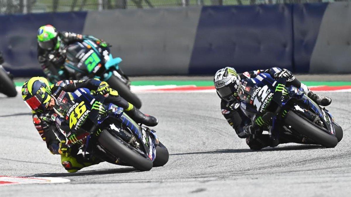 Rossi, Viñales y Morbidelli en acción tomando una curva de derechas