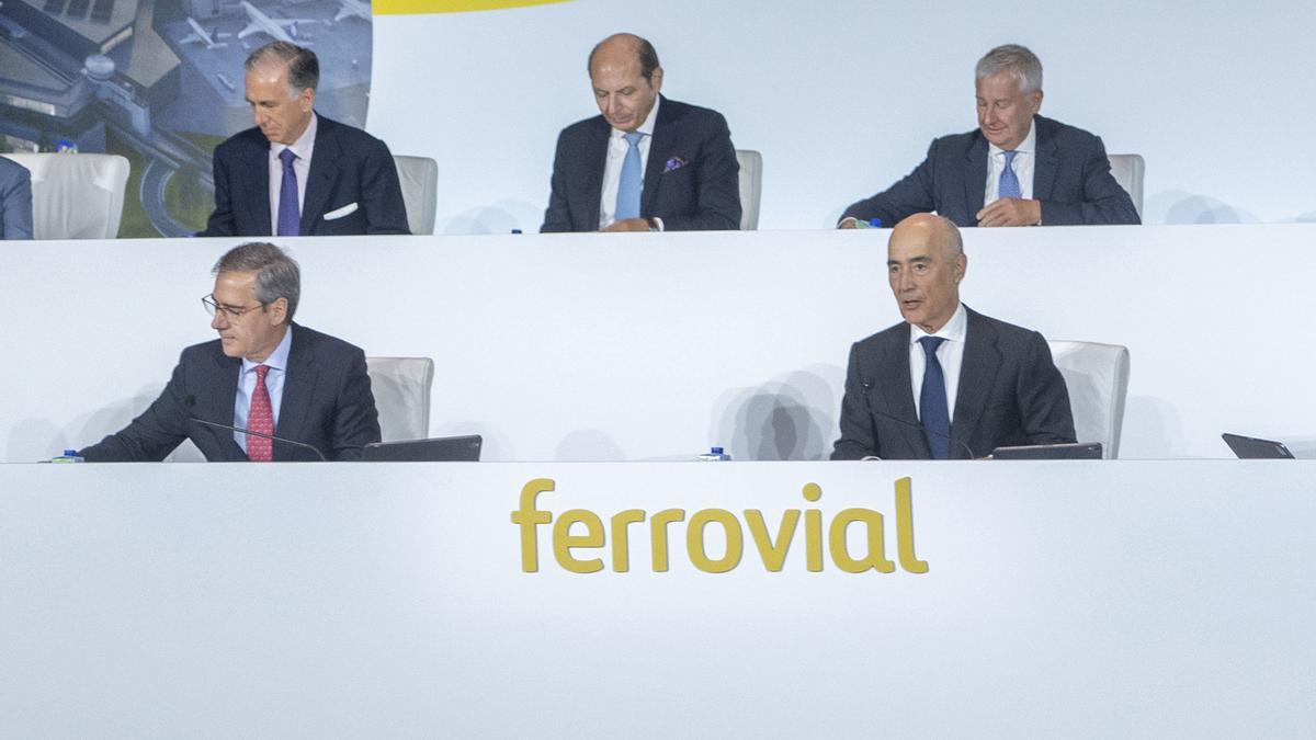 El consejero delegado de Ferrovial, Ignacio Madridejos (i) y el presidente de Ferrovial, Rafael del Pino (d), durante la Junta General Ordinaria de Accionistas de Ferrovial.