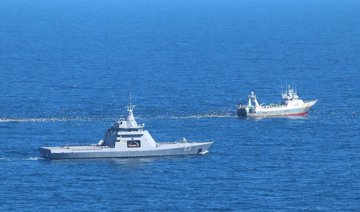 El «Fakir», escoltado por la fragata de la Armada Argentina