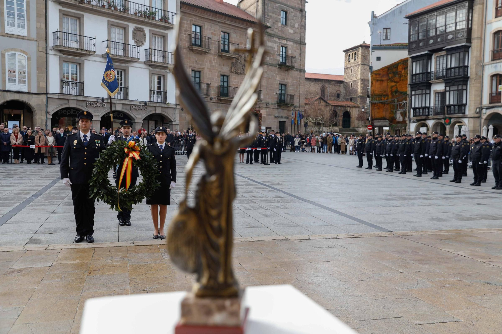 EN IMÁGENES: La Policía Nacional celebra su 200 aniversario en la Plaza de España de Avilés