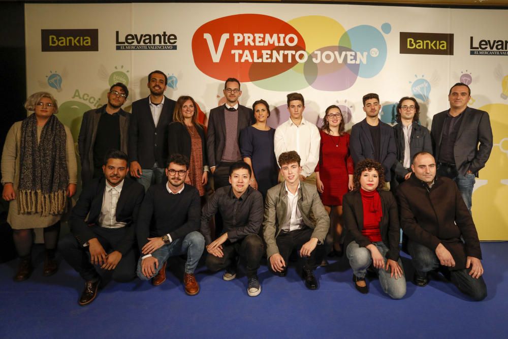 Los invitados posan en el photocall de los premios Talento Joven CV.