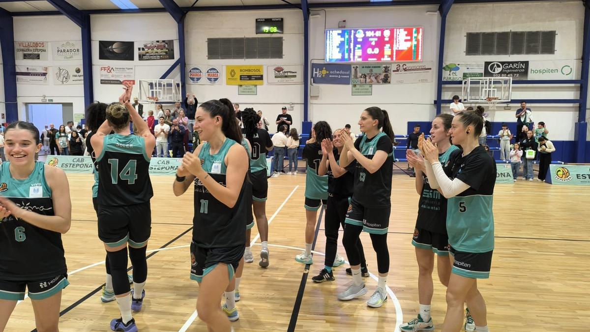 El CAB Estepona celebra su último triunfo en el Pineda.