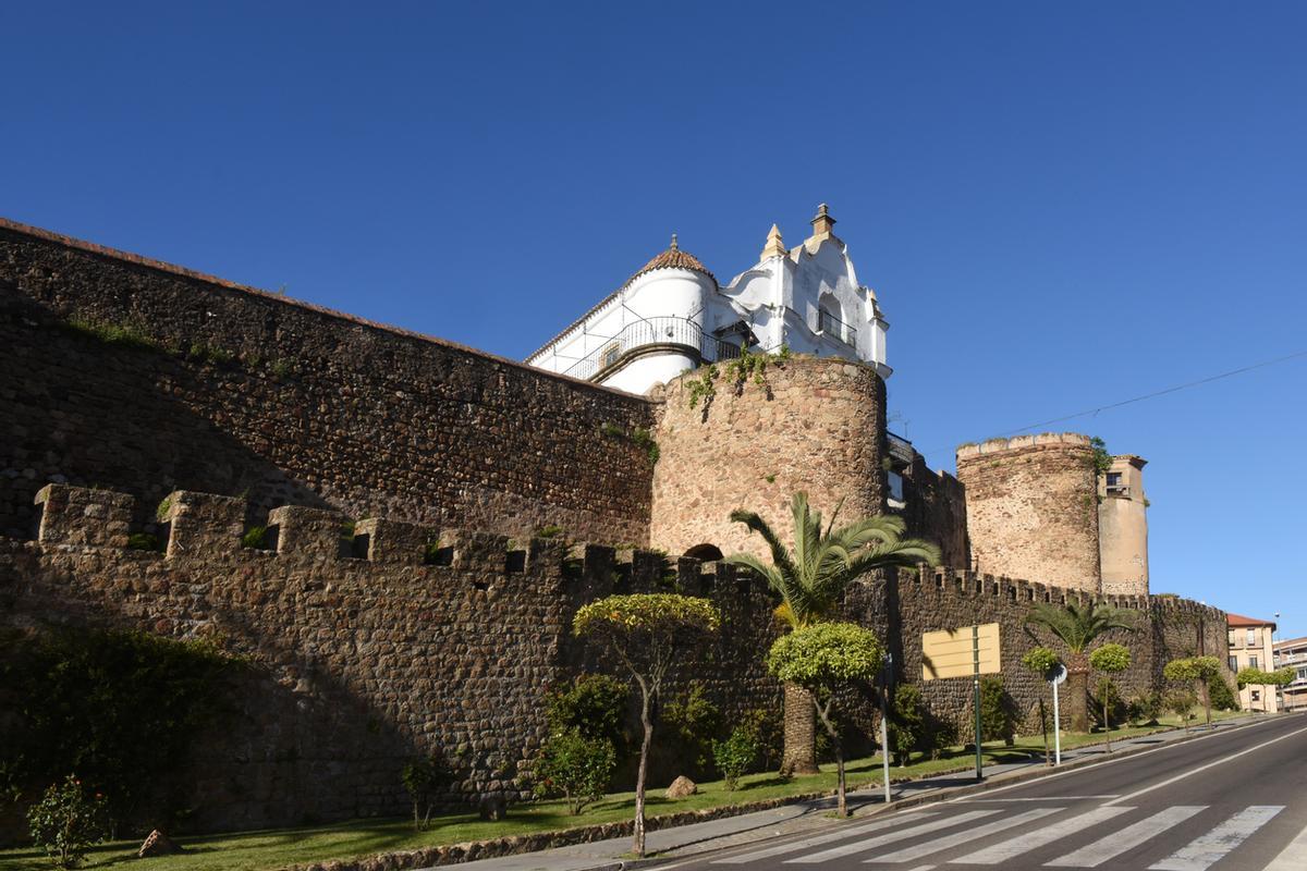 Un tramo de la muralla medieval de Plasencia