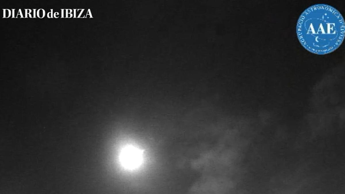 Una bólido surca el cielo de Ibiza a gran velocidad