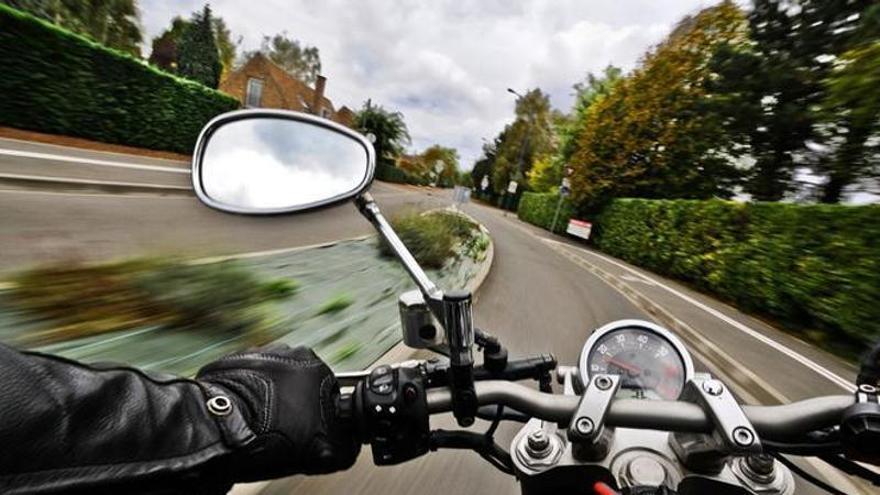 In einem Monat können Motorräder bei Staus legal auf dem Standstreifen fahren