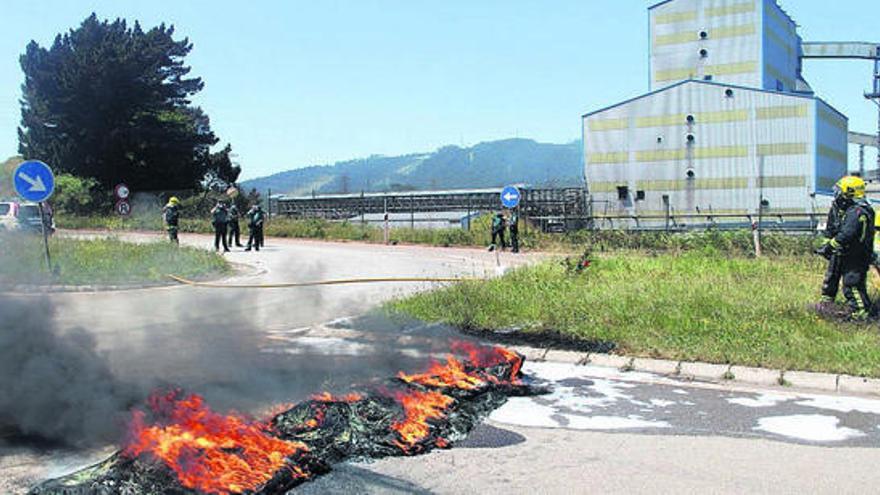 Una de las barricadas levantadas ayer en los accesos a la fábrica por trabajadores de Alcoa San Cibrao.