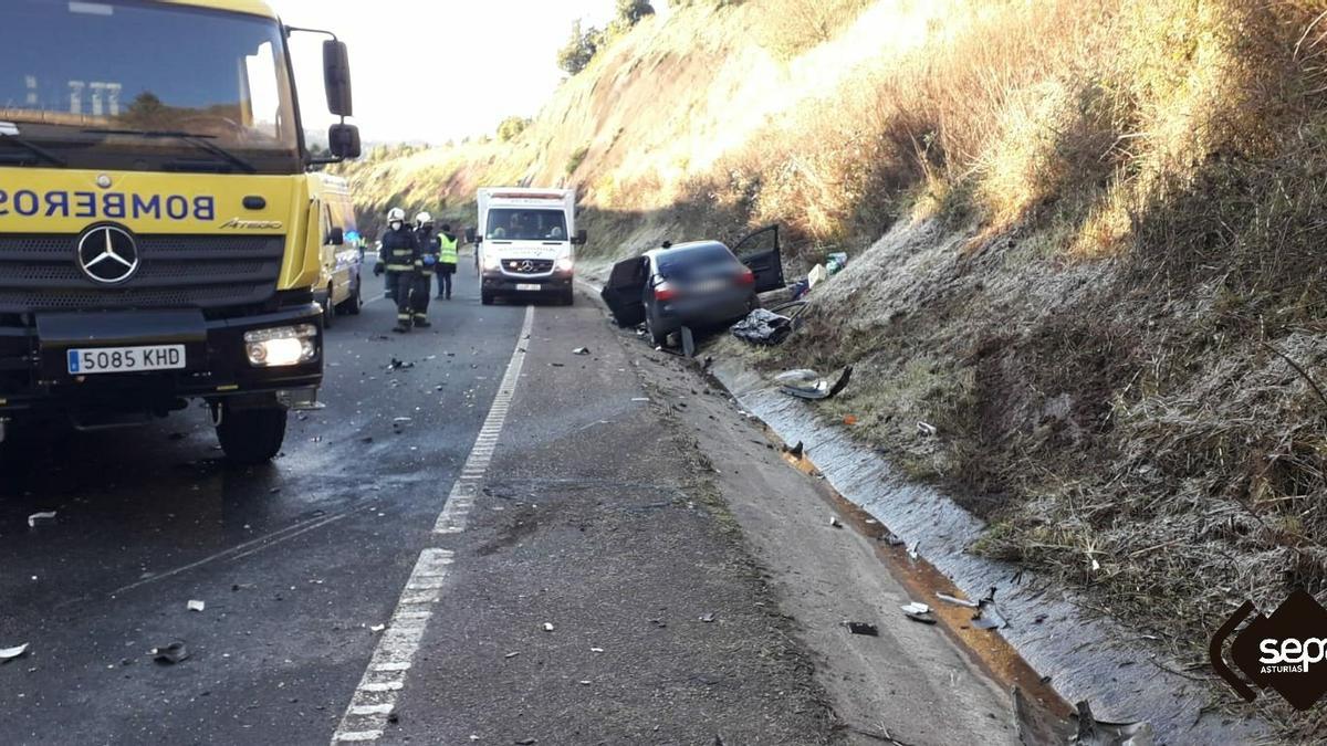 Los Bomberos del SEPA junto a uno de los vehículos accidentados