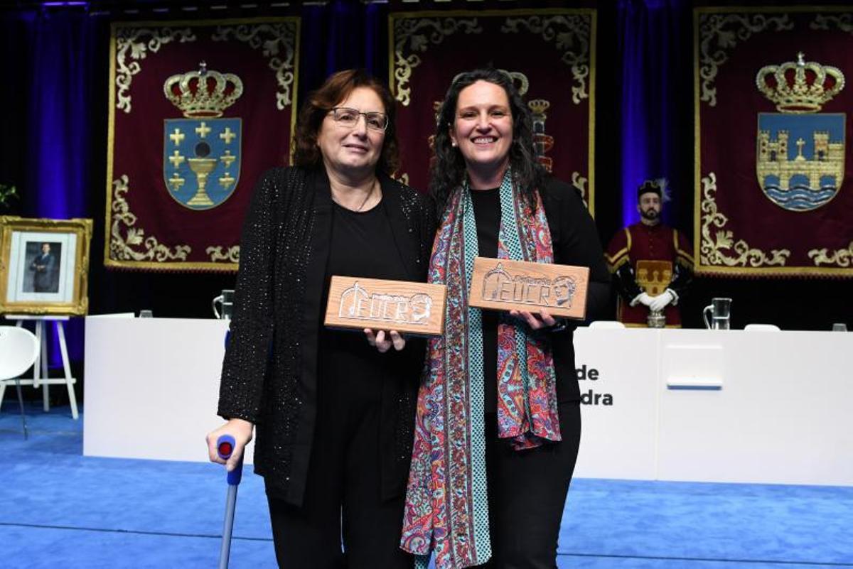 Las galardonadas con el premio Cidade de Pontevedra con la corporación municipal de Pontevedra.   | // G. SANTOS