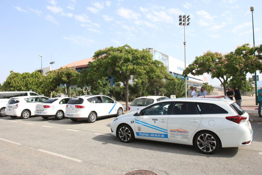 Los taxistas de Málaga se han reunido en los alrededores del Martín Carpena para iniciar una marcha de protesta que les llevará al centro de Málaga.