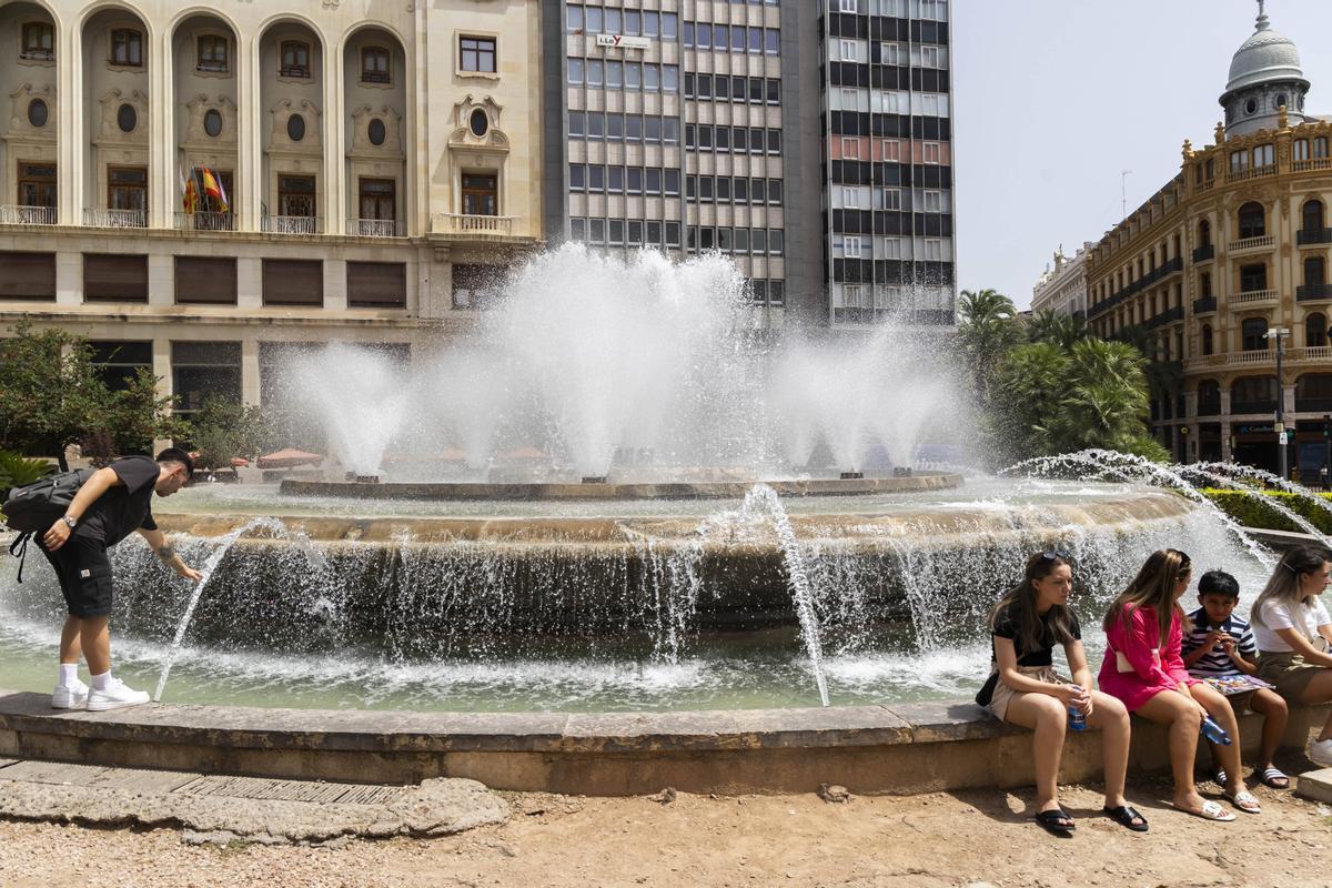 La fuente de la plaza del Ayuntamiento, fue uno de los rincones más buscados de València el 10 de agosto.