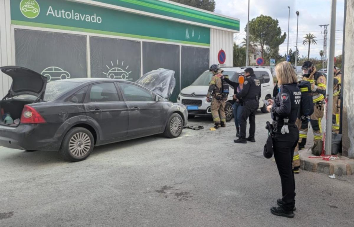 El coche, con daños tras el incendio en un túnel de lavado de Murcia