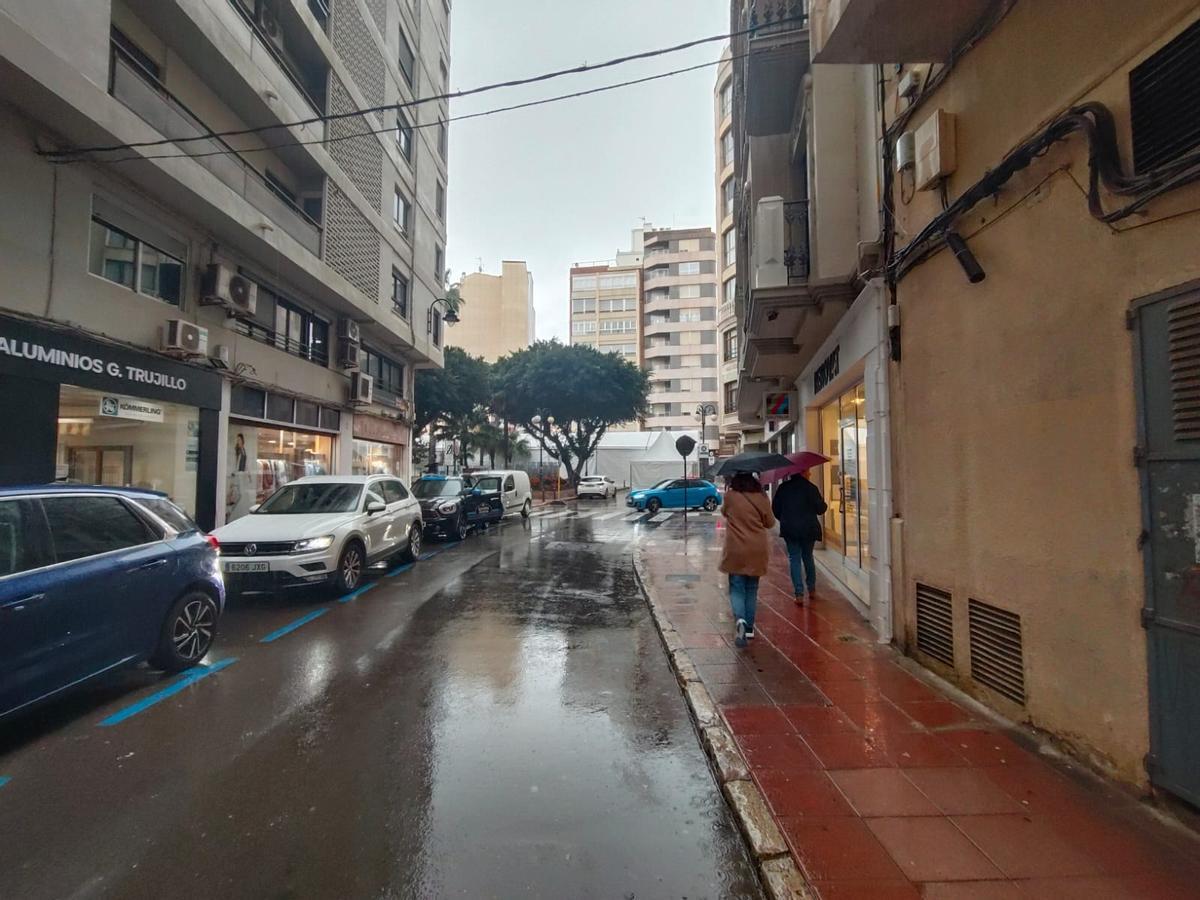 Confluencia de la calle Curtidors con la plaza Mayor, donde se ha producido el tiroteo, con la carpa fallera al fondo.