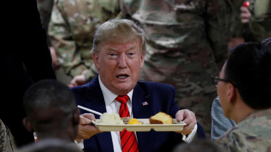 Trump, con la comida para los soldados del Día de Acción de Gracias