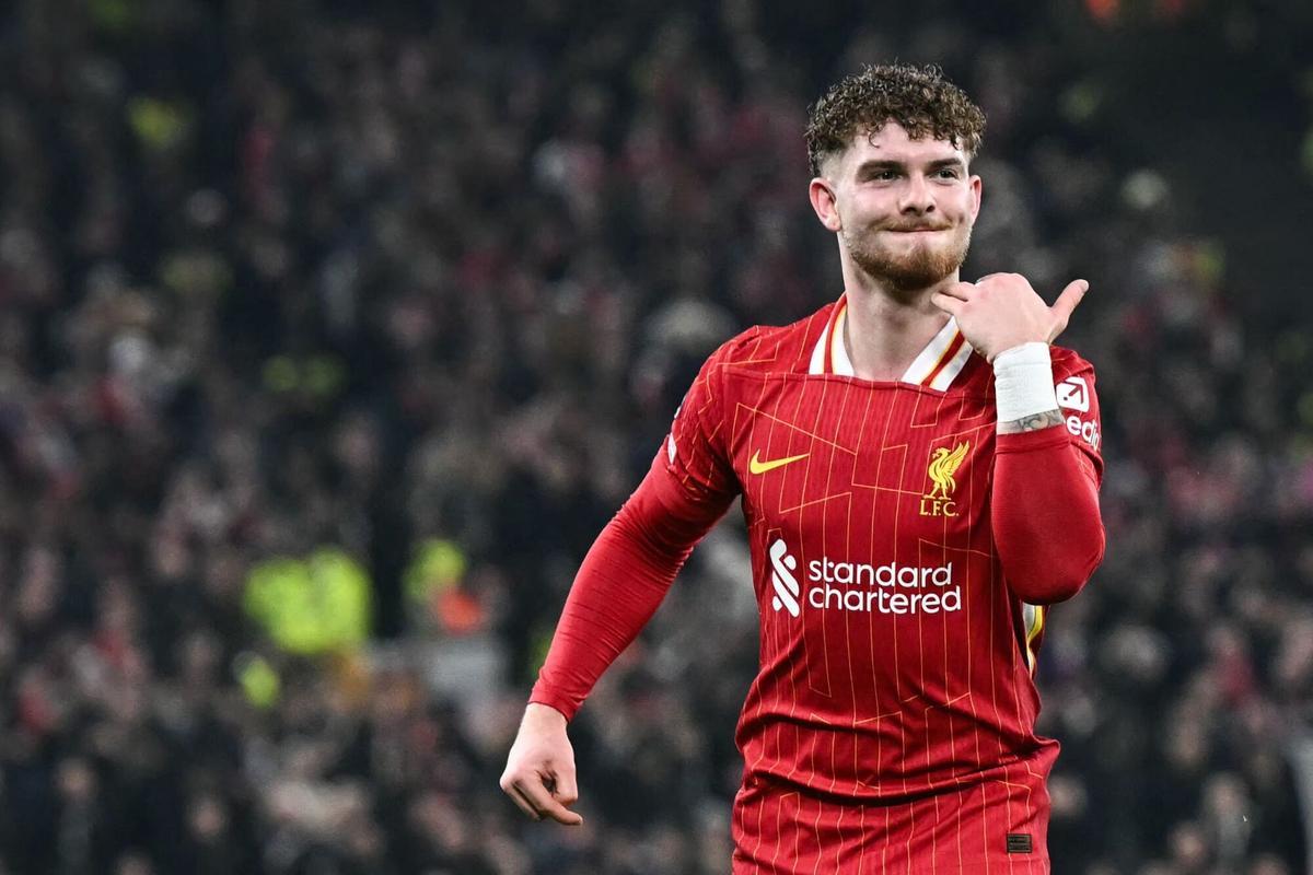 Harvey Elliott festeja el segundo gol del Liverpool al Lille gracias a un rebote.