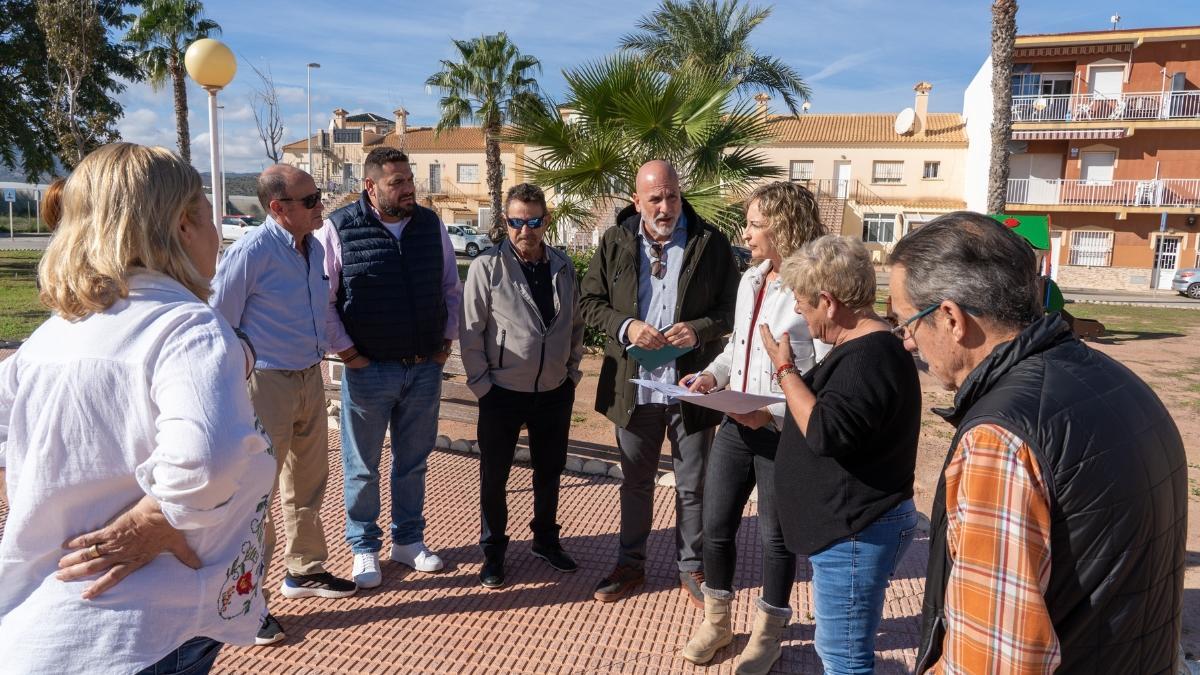 El concejal de Litoral reunido con vecinos de la zona para dar a conocer el proyecto