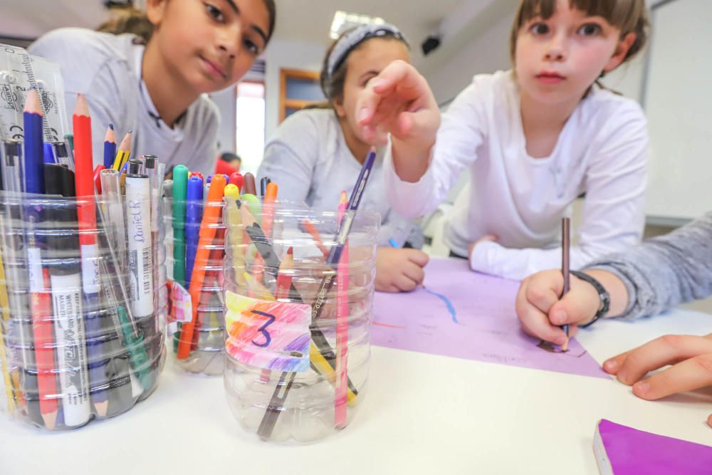 El centro pone en marcha un espacio multiusos para un alumnado diverso, con más de un 60% de extranjeros y muy bien acogido por la comunidad escolar de Orihuela Costa