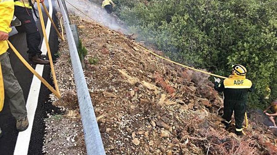 Els efectius remullant la zona afectada.