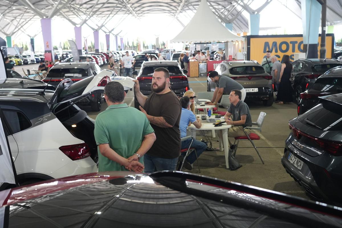 Galería: Los clientes observan los coches de Motorocasión.