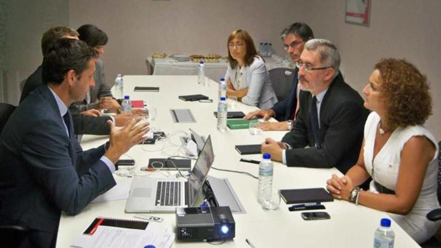 El consejero Ávila se reúne con Oracle. El consejero de Economía, Innovación y Ciencia de la Junta de Andalucía, Antonio Ávila (en el centro, a la derecha de la imagen), visitó las instalaciones del Centro Internacional de Servicios de Consultoría de Oracle en el Parque Tecnológico de Andalucía (PTA) en Málaga. La empresa Oracle dispone en la tecnópolis de un centro especializado en la prestación y entrega de servicios de consultoría para el mercado español y la zona occidental de Europa en la que opera la compañía. Durante el acto, Ávila se reunió con el vicepresidente ejecutivo de Oracle para Europa, Oriente Medio y África, Loiç Le Guisquet, con el que analizó las perspectivas y proyectos de futuro de la empresa.