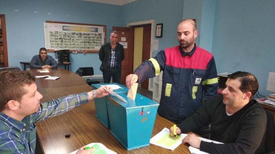 Votación, esta tarde, en la fábrica de Alcoa en Avilés.