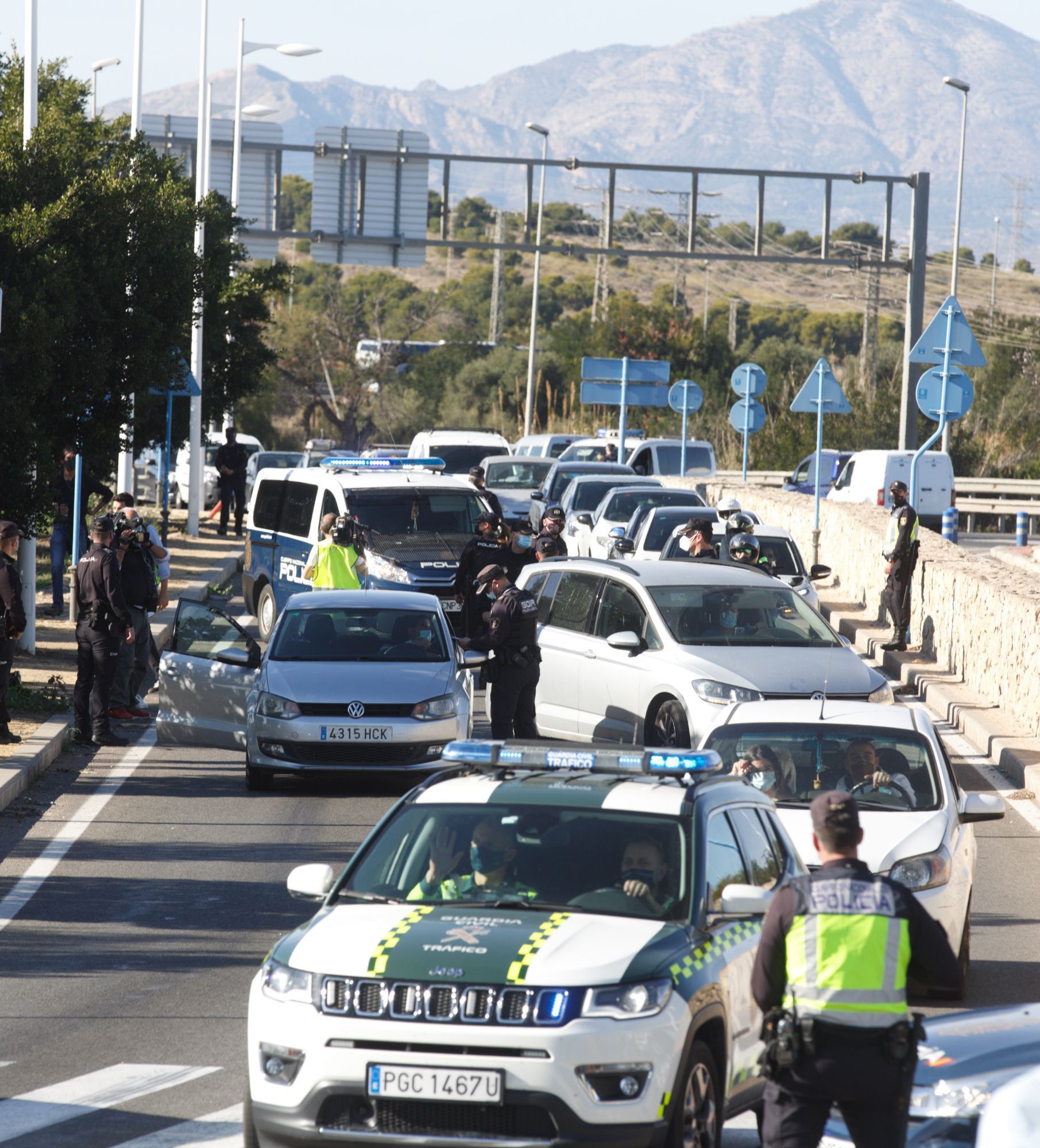 Los controles policiales provocan colas kilométricas en el acceso a Alicante
