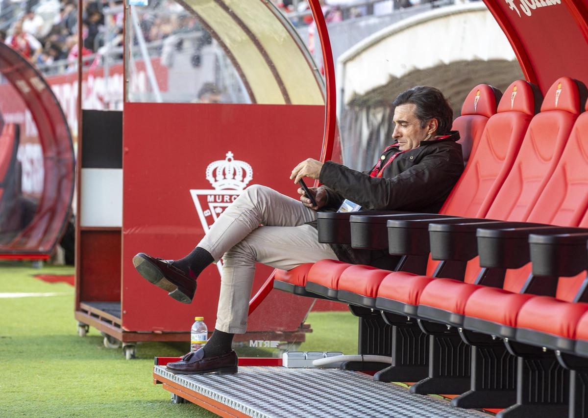 Carlos Parodi, renombrado consejero delegado del Hércules y ratificado como presidente, observa su móvil en Murcia.