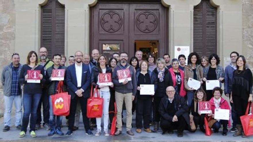 Els participants amb els diplomes que se&#039;ls han lliurat