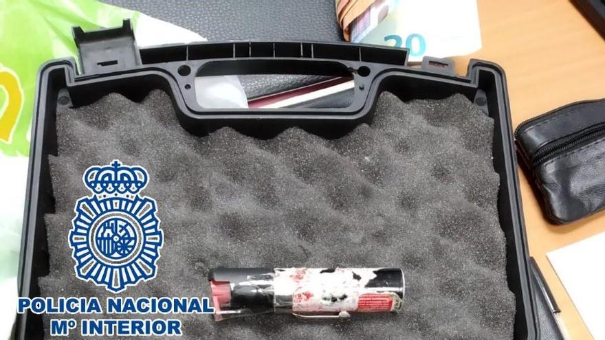 La pistola intervenida, junto a distintas sustancias estupefacientes, al detenido.