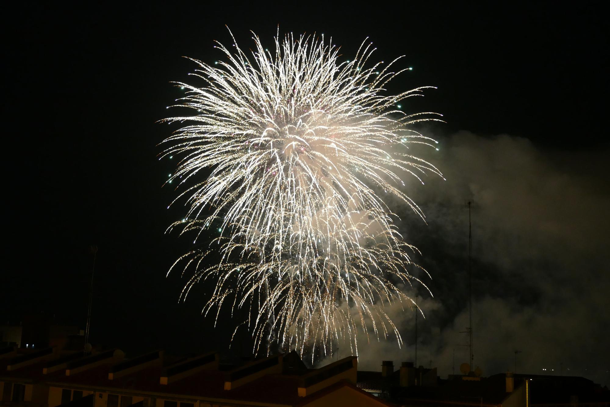 Figueres tanca les Fires i Festes de la Santa Creu amb un castell de focs