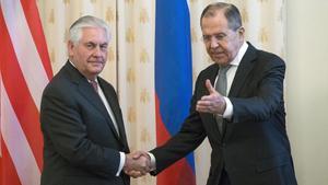 El ministro de Exteriores ruso, Segey Lavrov, da la bienvenida al secretario de Estado de EEUU, Rex Tillerson.