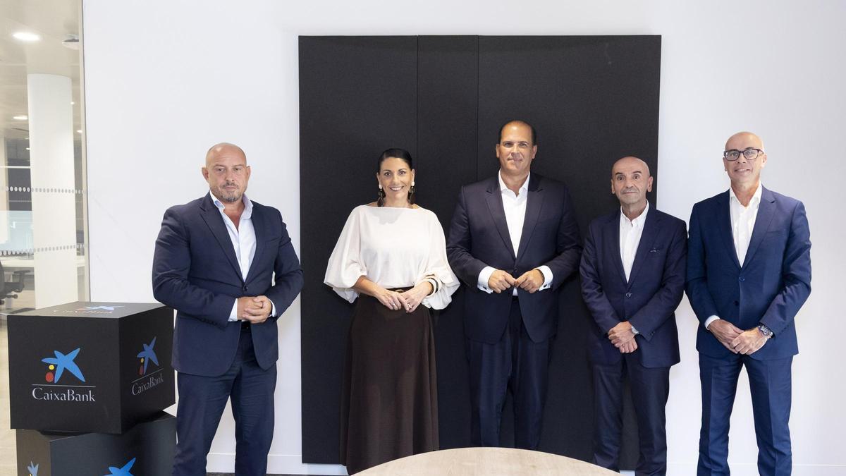 Firma del convenio entre Caixabank y Fepeco