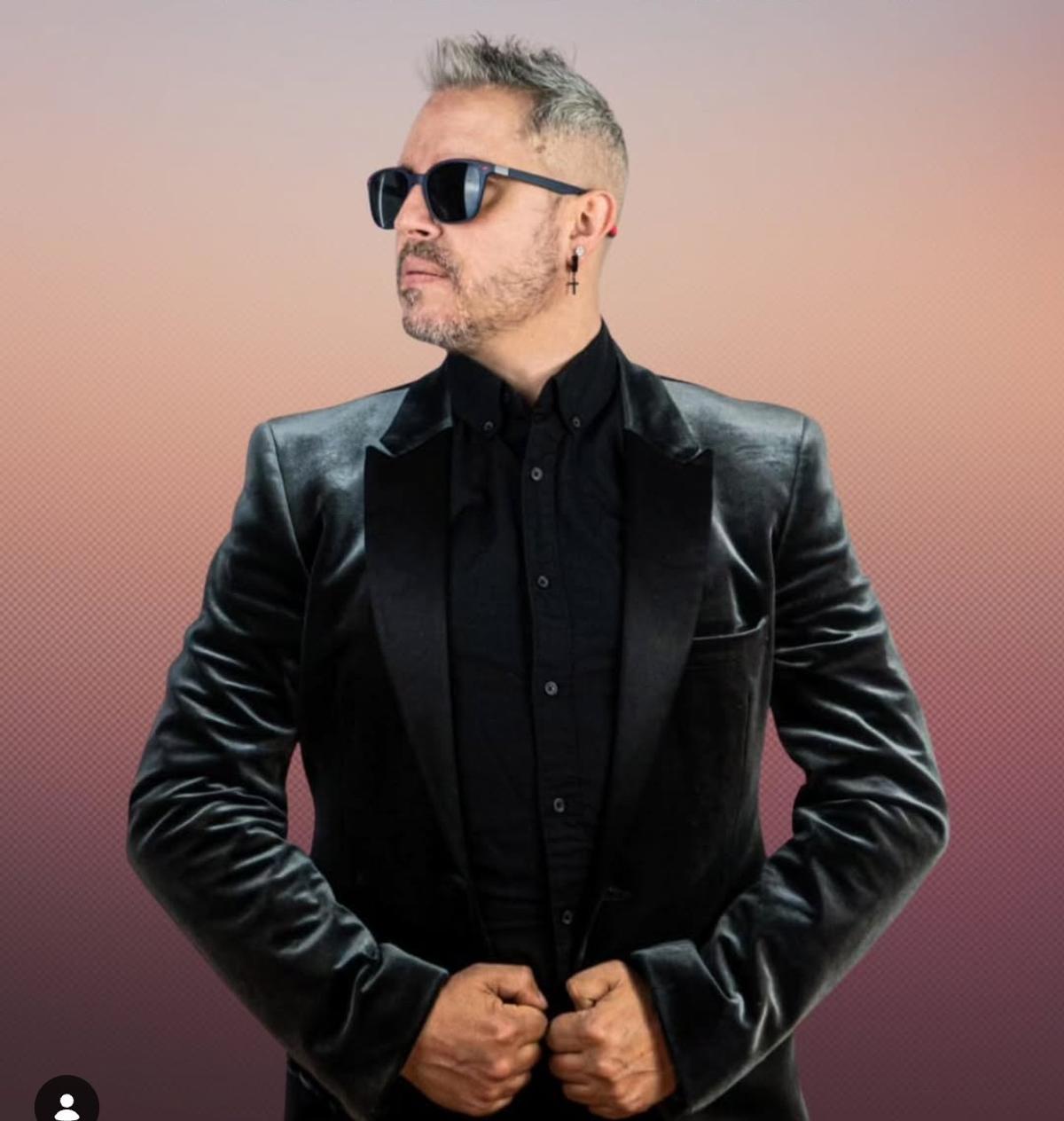 Fran Sotelo, cantante de la orquesta Compostela