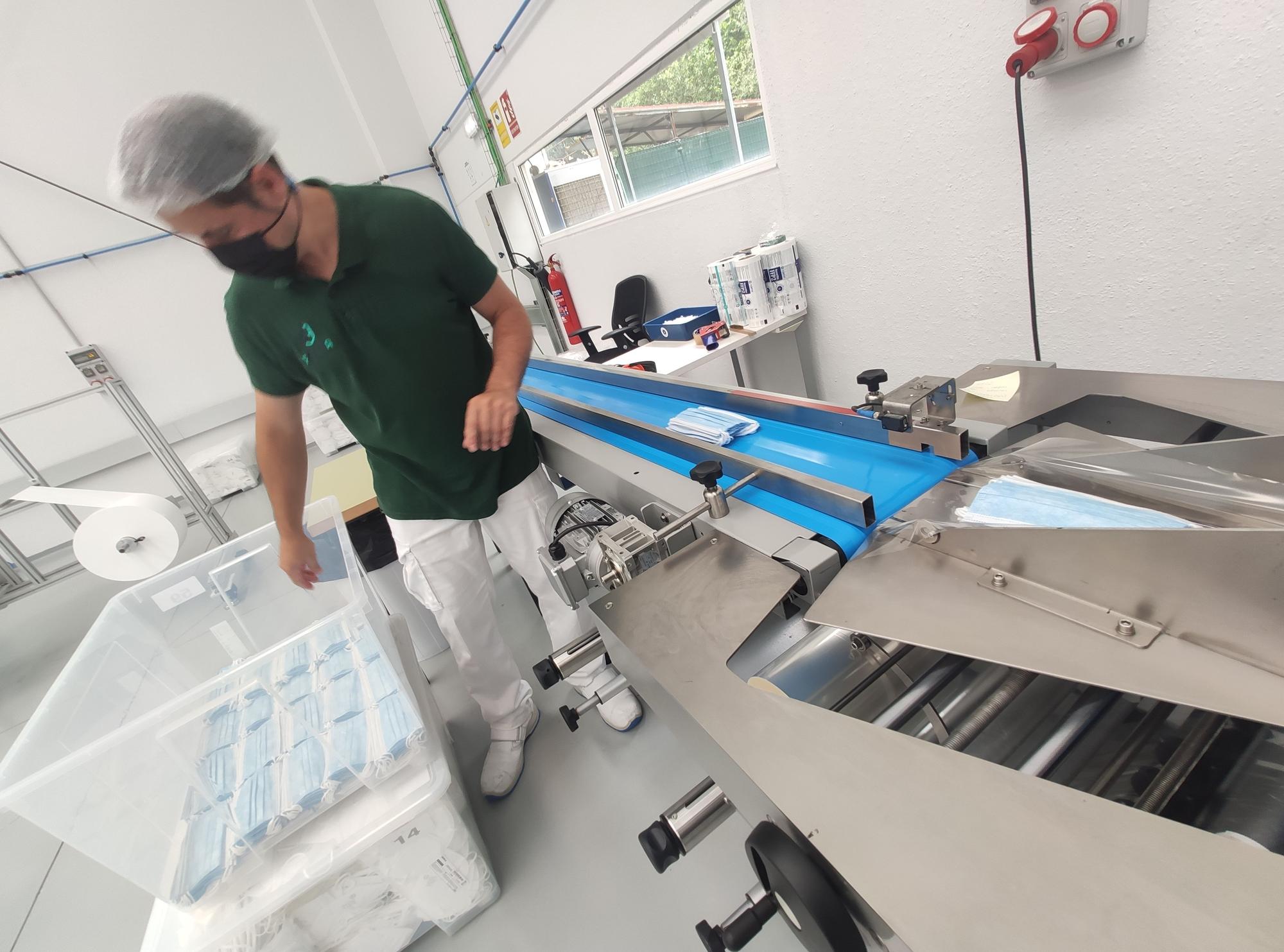 Así trabajan en la fábrica de mascarillas de Morcín