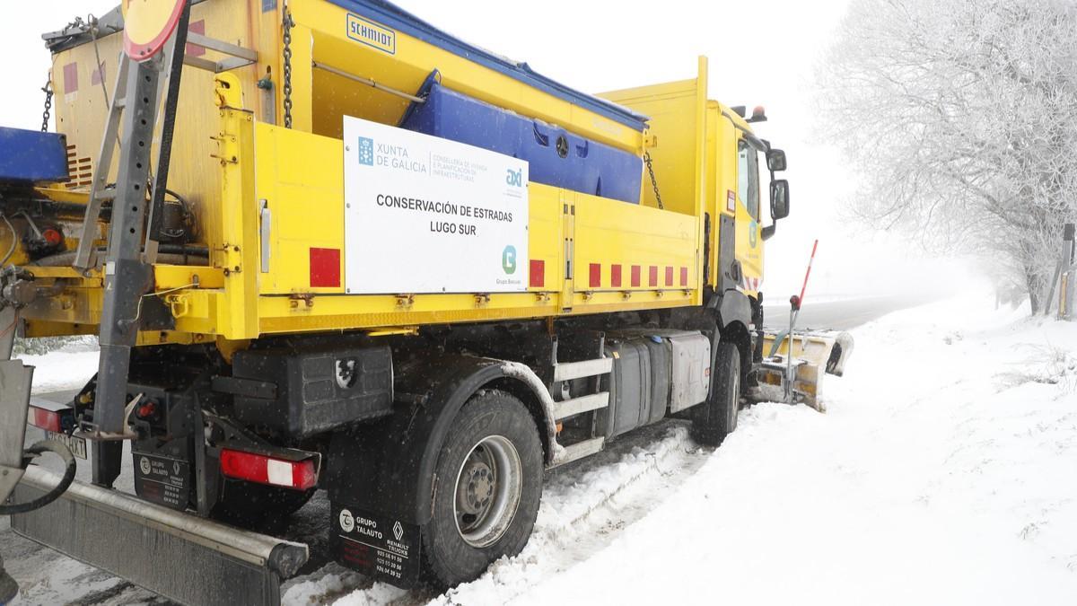 Un camión quitanieves trabajando en el alto do Poio la semana pasada