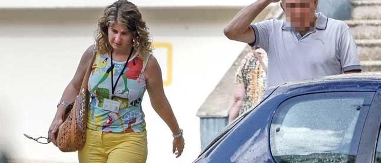 El oficial y número dos de la Patrulla Verde de la Policía Local, Gabriel Torres, sale del cuartel de Sant Ferran.