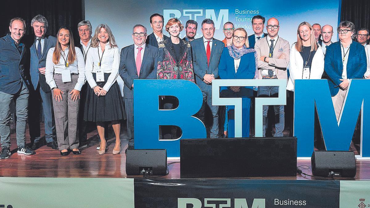 Foto de família dels participants al fòrum turístic BTM a Lloret de Mar