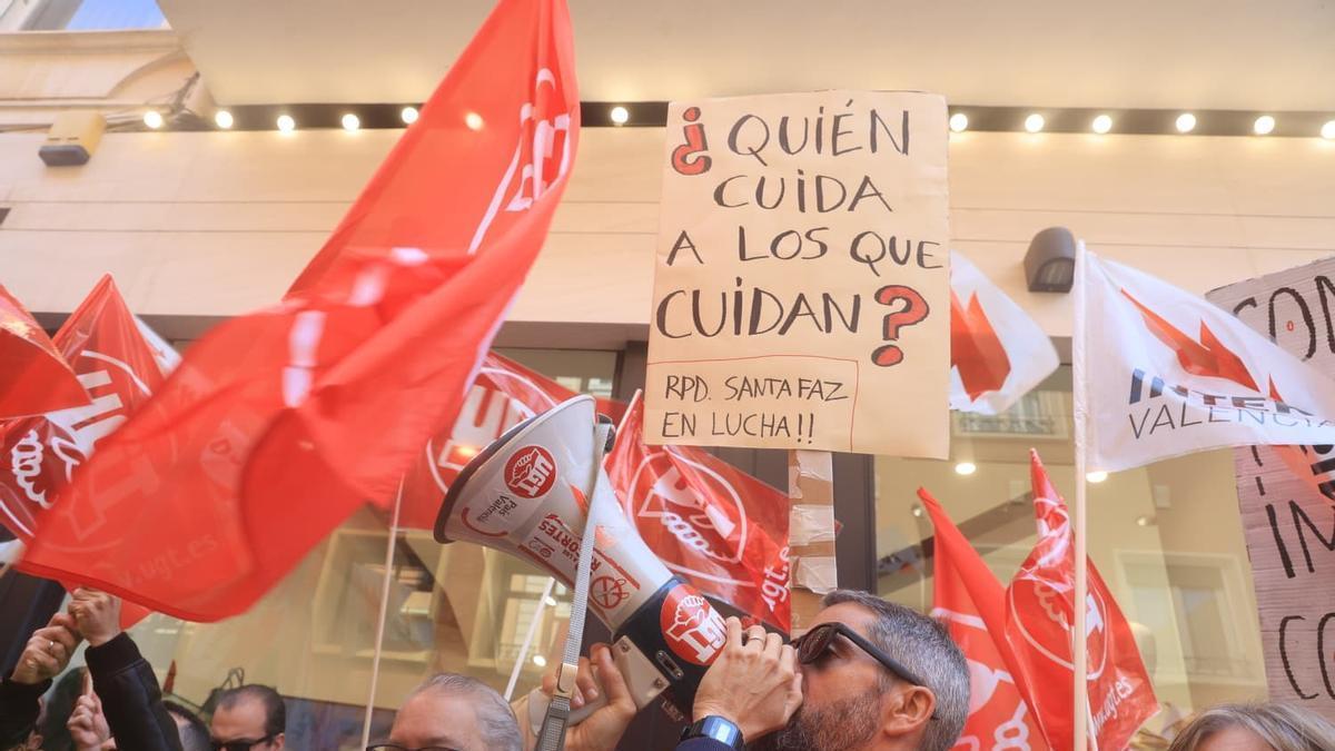 Los trabajadores de centros sociales salen a la calle en Alicante por los impagos de nóminas