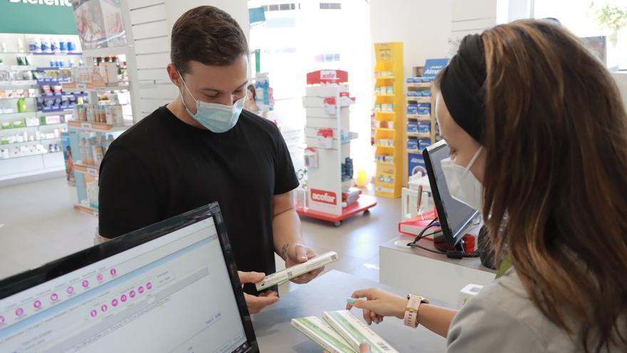 La venta de tests covid en farmacias de Castellón se dispara por el repunte