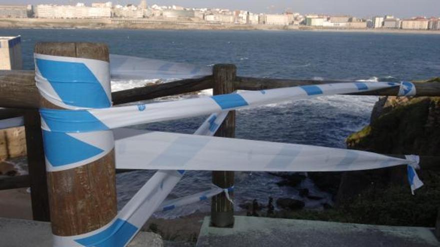 Precinto en el acceso a un arenal de A Coruña.