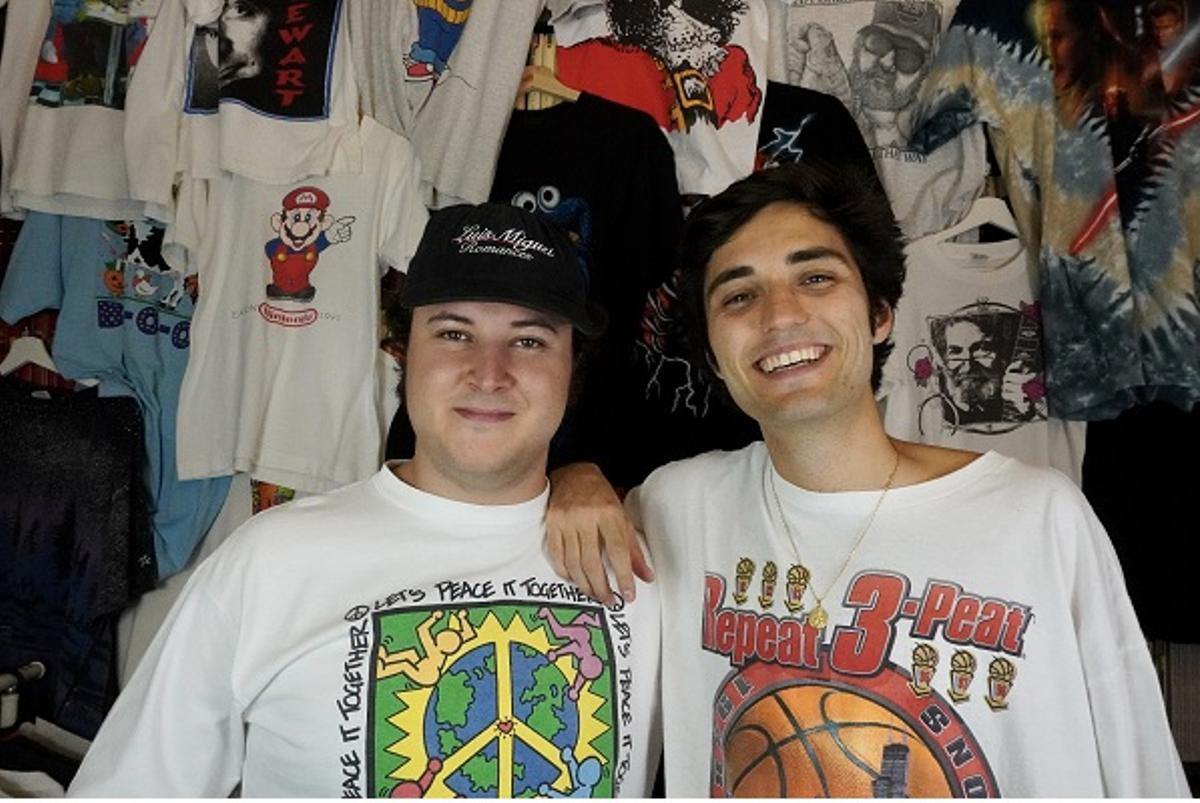 Lewis y Henry posan con parte del stock que tiene Hermanos Camiseta.
