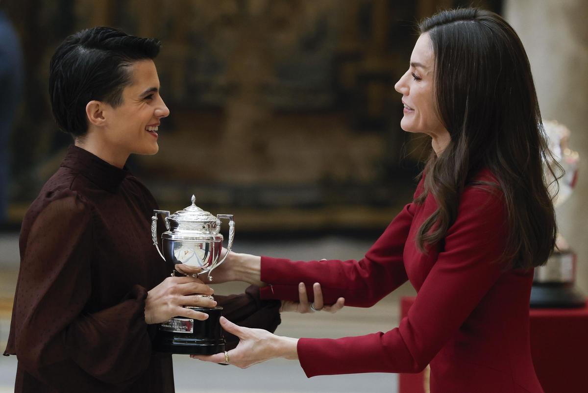 María Pérez, a la izquierda, recibe un premio de la Reina Letizia.