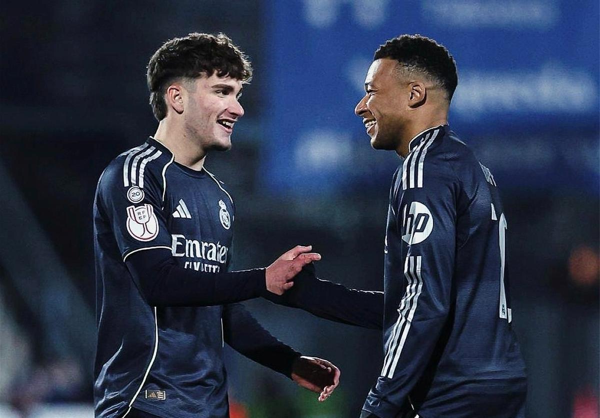 Jorge Cestero, este miércoles tras debutar con el Real Madrid, junto a Mbappé.