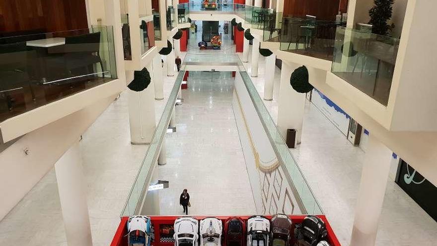Los pasillos centrales del centro comercial, ayer, casi vacíos en plenas rebajas.