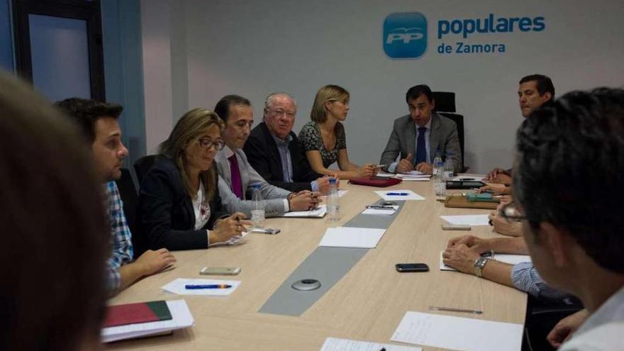 Los miembros del Partido Popular, en la reunión del Comité de Dirección celebrada en la sede.