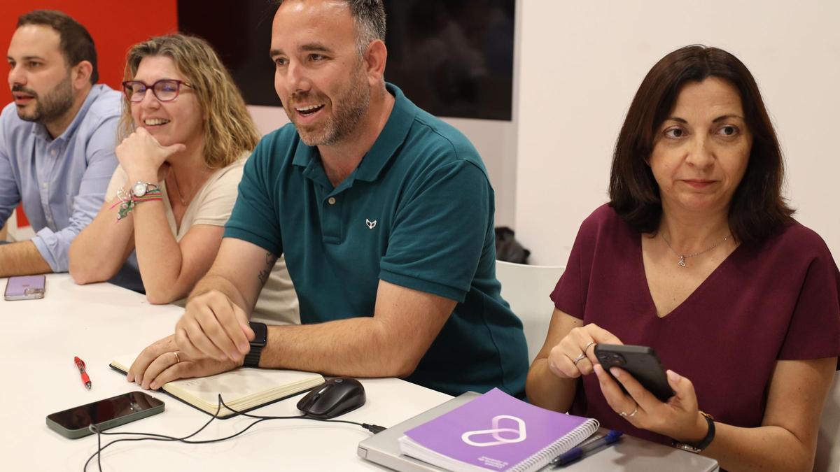 Rafa Simó y Eva Redondo (dcha.), en un encuentro en la sede del partido.
