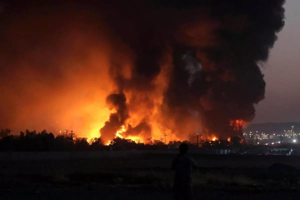 Una refinería de petróleo arde en Irak