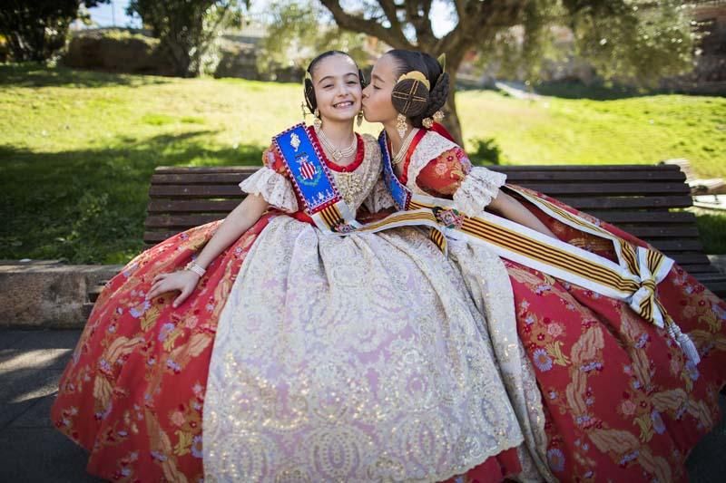 Visita de la fallera mayor infantil y la corte de honor a les Coves de Sant Josep