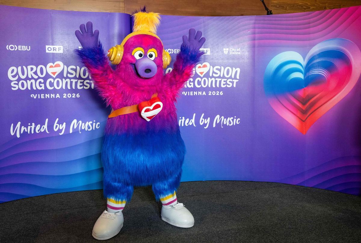 Auri, la mascota del Festival de la Canción de Eurovisión 2026 (ESC), posa durante un evento en Viena (Austria)