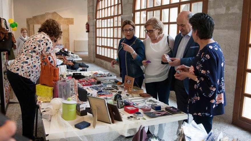 Autoridades durante la apertura del rastrillo solidario.